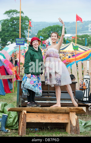 Glastonbury Festival 2013 - eine Musik und Tanz in das heilende Feld handeln. Stockfoto