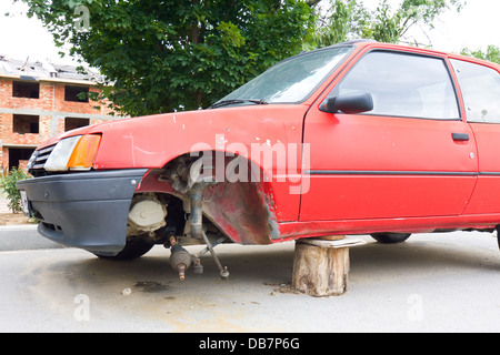 Oldtimer sind sichtbar-Hub, das beschädigt wurde und warten, bis das Reserverad geändert werden muss. Stockfoto