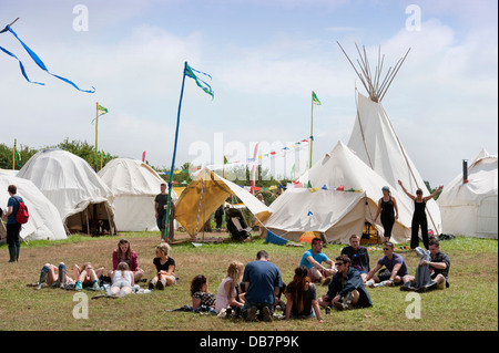 Glastonbury Festival 2013 - entspannen im Feld Heilung Festival Besucher. Stockfoto