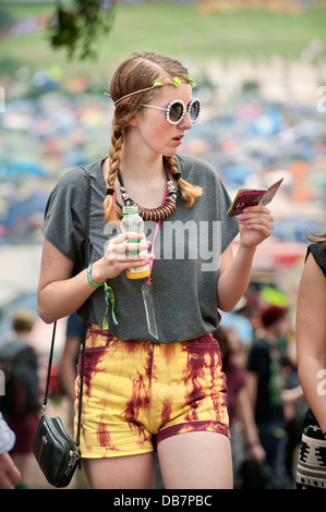 Glastonbury Festival 2013 UK - überprüft ein junge Musik-Fan den Festival Guide. Stockfoto
