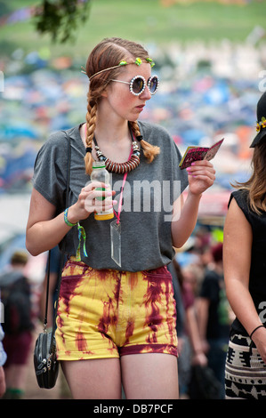 Glastonbury Festival 2013 UK - überprüft ein junge Musik-Fan den Festival Guide. Stockfoto