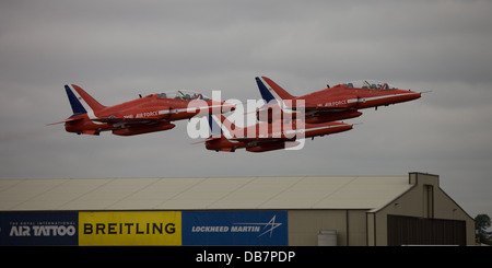 Flugzeug in 2013 RIAT Royal International Air Tattoo in Fairford - drei von der Red Arrows ausziehen anzeigen Stockfoto