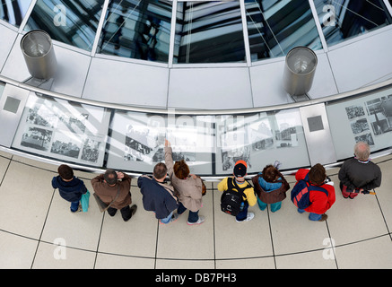 Besucher eine Ausstellung im Inneren der Kuppel des Reichstagsgebäudes, Deutscher Bundestag Stockfoto