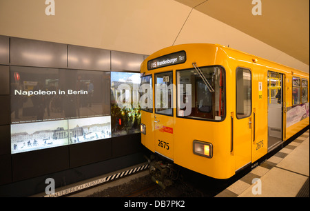 Warten, Bahnhof, neue Brandenburger Tor an der U-Bahn-u-Bahnlinie 55, BVG, Berliner Verkehrsbetriebe der Berliner Verkehrsbetriebe Stockfoto