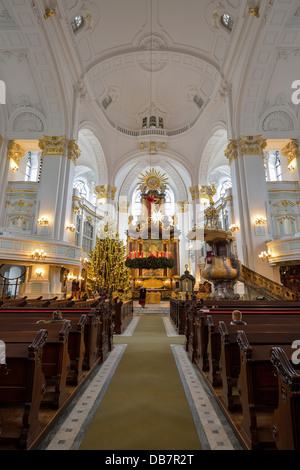 Innenraum der Kirche St. Michaelis in der Weihnachtszeit Stockfoto