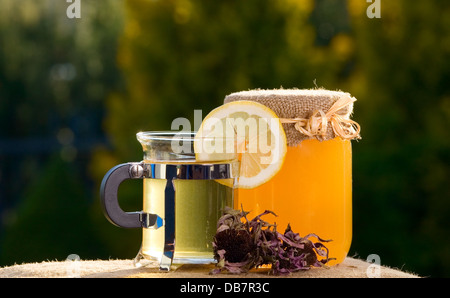 Tee mit Zitrone in der Nähe von Glas Honig Stockfoto