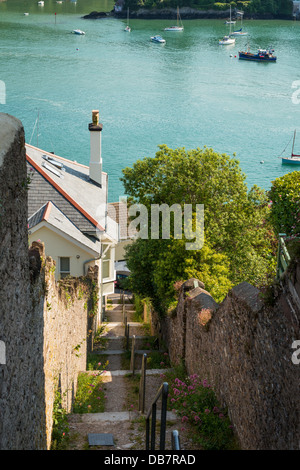 Kingswear, Devon, England. 9. Juli 2013. Eine schmale, steile Gasse zum Fluss Dart in Kingswear. Stockfoto