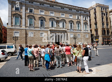 Reisegruppe vor dem Palau De La Generalitat Sant Jaume Platz Barcelona Katalonien Spanien Stockfoto