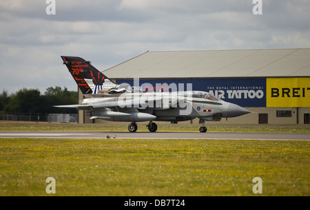 Flugzeug in 2013 RIAT Royal International Air Tattoo in Fairford - Tornado GR4 eingeflogen 70. Jahrestag Tribut anzeigen Stockfoto