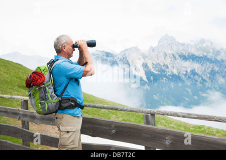 Wanderer, Blick auf die Tannheimer Berge mit dem Fernglas Stockfoto