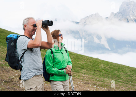 Paar genießt die Neblige Sicht beim Wandern Stockfoto