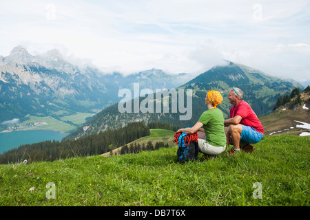 Paar genießt die Aussicht auf See Haldensee Stockfoto