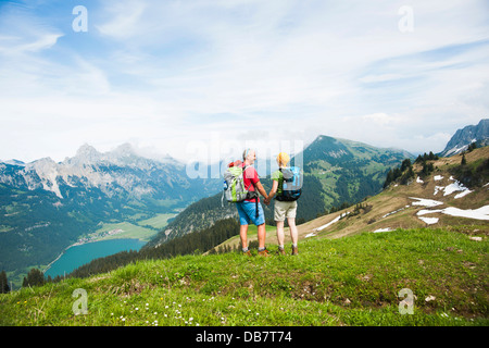 Paar genießt die Aussicht auf See Haldensee Stockfoto