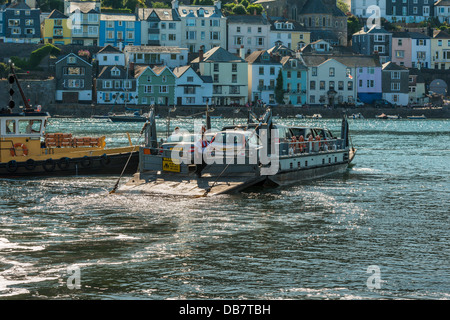 Kingswear, Devon, England. 9. Juli 2013. Der untere Autofähre auf dem River Dart Kingswear für Dartmouth verlassen. Stockfoto