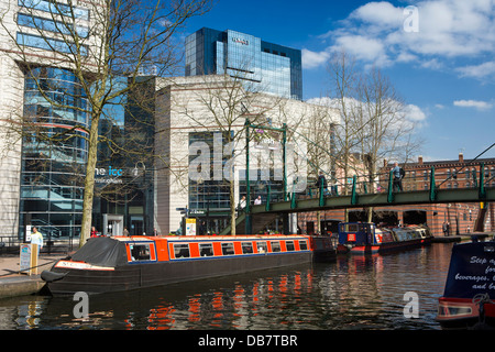 Großbritannien, England, Birmingham, Brindley Place, Narrowboats auf Kanal im International Conference Centre Stockfoto