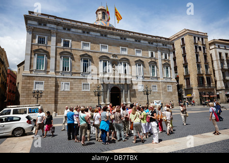 Reisegruppe vor dem Palau De La Generalitat Sant Jaume Platz Barcelona Katalonien Spanien Stockfoto