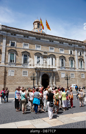 Reisegruppe vor dem Palau De La Generalitat Sant Jaume Platz Barcelona Katalonien Spanien Stockfoto