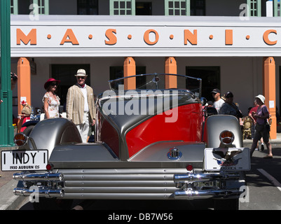 dh Art Deco Weekend NAPIER NEW ZEALAND pärchen beim Betrachten von Klassikern Vintage 1930er Jahre Auburn Auto Nahaufnahme Autos Festival Stockfoto