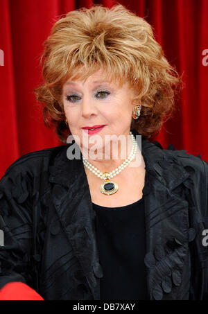 Barbara Knox vergibt die britische Soap bei Granada Television Studios - Ankünfte Manchester, England - 14.05.11 Stockfoto