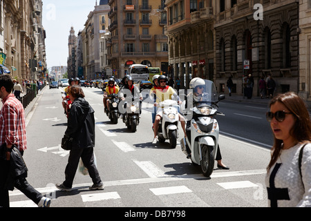 Menschen Kreuzung Straße vor Roller warten auf via Laietana in der alten Stadt von Barcelona-Katalonien-Spanien Stockfoto