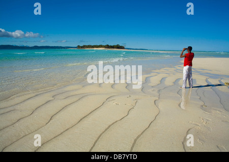 Afrikanischen Ländern - Madagaskar - Nosy Iranja ist kleine Insel im nördlichen Madagaskar Mann auf Sandbank Offshore-Nosy Be Stockfoto