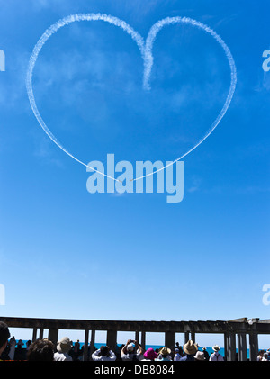 dh Marine Parade NAPIER FESTIVAL NEUSEELAND Art Deco Wochenende Kunstflug fliegen Luft Display Flugzeuge zeigen Herz Festivals Stockfoto