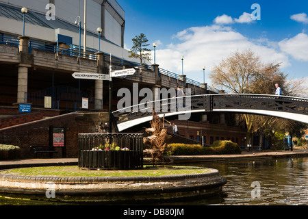 Großbritannien, England, Birmingham, Brindley Place, Signbpost am Zusammenfluss von Kanälen Stockfoto
