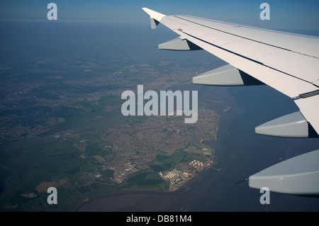 Verkehrsflugzeug überfliegen Canvey Insel, Essex, England. Stockfoto