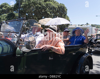 dh Marine Parade NAPIER NEW ZEALAND People Art Deco Wochenende Frau fährt 1930er Jahre Oldtimer-Festival Stockfoto