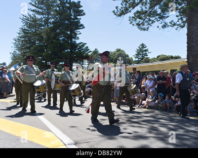 dh Marine Parade NAPIER Neuseeland Menschen Art Deco Festivalwochenende Parade Militärkapelle Stockfoto