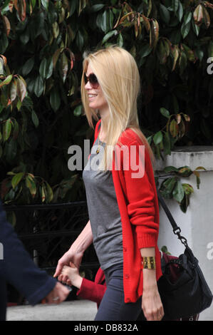 Deutsche Model Claudia Schiffer nimmt ihre Tochter zur Schule London, England - 17.05.11 Stockfoto