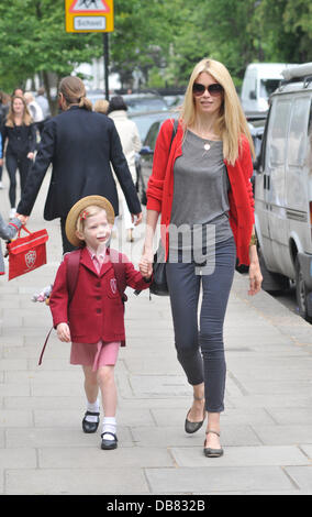 Deutsche Model Claudia Schiffer bringt Tochter Clementine zu School London, England - 17.05.11 Stockfoto