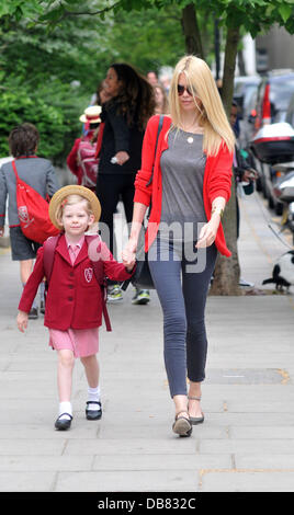 Deutsche Model Claudia Schiffer bringt Tochter Clementine zu School London, England - 17.05.11 Stockfoto