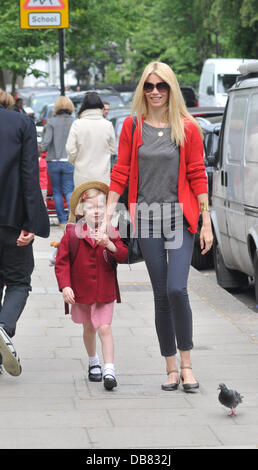 Deutsche Model Claudia Schiffer bringt Tochter Clementine zu School London, England - 17.05.11 Stockfoto