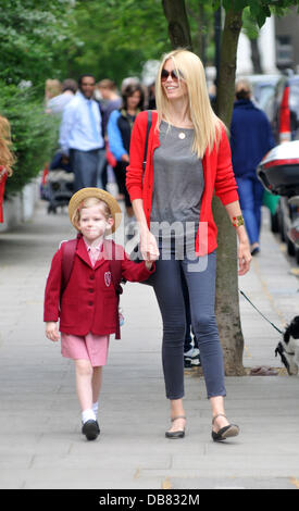 Deutsche Model Claudia Schiffer bringt Tochter Clementine zu School London, England - 17.05.11 Stockfoto