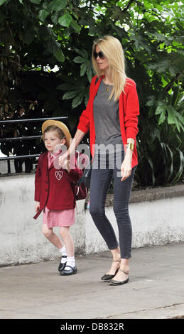 Deutsche Model Claudia Schiffer bringt Tochter Clementine zu School London, England - 17.05.11 Stockfoto