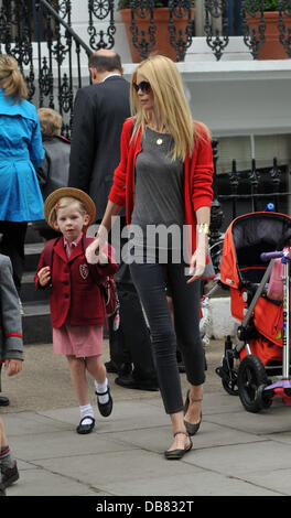 Deutsche Model Claudia Schiffer bringt Tochter Clementine zu School London, England - 17.05.11 Stockfoto