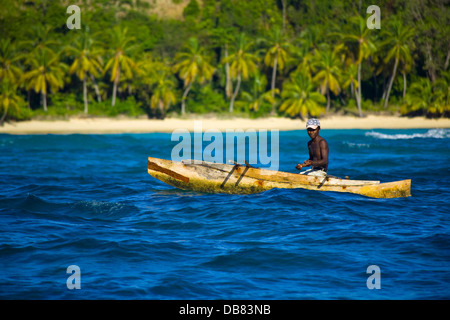 Afrikanischen Ländern - Madagaskar - Fischer im kleinen Boot schwimmt Offshore-Nosy Iranja die kleine Insel Offshore-Nosy Be in Stockfoto