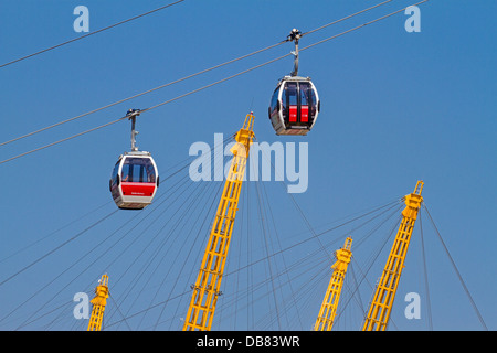 London, North Greenwich Emirates Air Line Seilbahn Verbindung mit O2 Arena König Beiträge im Hintergrund Stockfoto