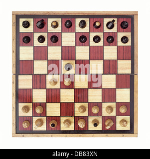 Starten Sie Schachspiel - Gueens-Gambit. Isoliert auf weißem Hintergrund. Stockfoto