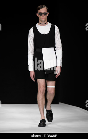 Modelle tragen eine Kreation des Designers Xander Zhou während London Herren Frühjahr Sommer Mode-Kollektionen 2014 in London, Dienstag, J Stockfoto