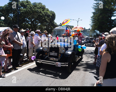 dh Marine Parade NAPIER NEW ZEALAND Menschenmenge Kunst Deco Wochenende 1930er Jahre klassische Oldtimer Parade Autos Tour Festival Stockfoto