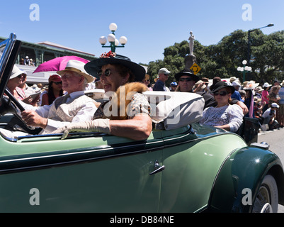 dh Art Deco Weekend NAPIER NEW ZEALAND People Festival 1930er Jahre Kostümkleid klassische Oldtimer Parade Festivals Stockfoto