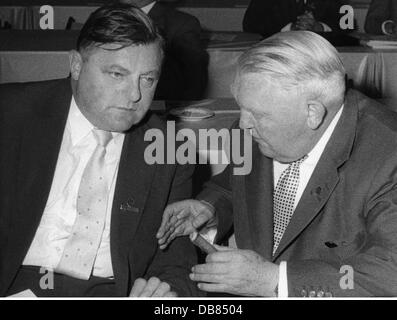 Strauß, Franz Josef, 6.9.15 - 3.10.1988, deutscher Politiker (CSU), Bundesverteidigungsminister 16.10.1956 - 9.1.1963, Gespräch mit Bundeswirtschaftsminister Ludwig Erhard über die Rekrutierungsaltersgruppe 1922, Kongress des Deutschen Gewerkschaftsbundes Stuttgart, 7.9.1959, Stockfoto