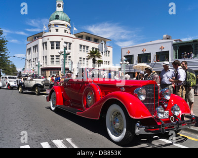 dh Art Deco Weekend NAPIER NEUSEELAND Menschen 1930er Jahre Klassiker Oldtimer Marine Parade Dome Autos Festival Stockfoto