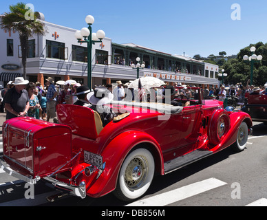 dh Art Deco Weekend NAPIER NEUSEELAND Menschen 1930er Jahre Klassiker Oldtimer Marine Parade Autos Tourismus-Festival Stockfoto