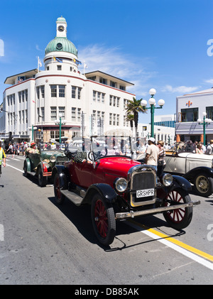 dh Art Deco Weekend NAPIER NEW ZEALAND Dome Menschen 1930er Jahre Klassisches Oldtimer Marine Parade Tour Festival Stockfoto