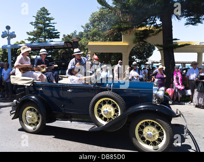 dh Art Deco Weekend NAPIER NEW ZEALAND People Festival Musik Band 1930er Jahre Oldtimer Parade fahren Stockfoto