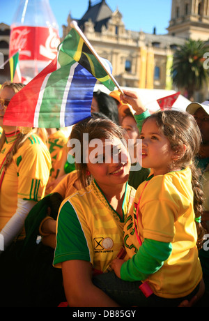 Südafrikanische fans jung alt feiert Grand Parade Fan Park stolz Leidenschaft winken südafrikanische Flagge in Kapstadt 2010 Stockfoto