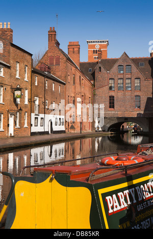 Großbritannien, England, Birmingham, Narrowboats vor Anker im Gas Street Basin Stockfoto